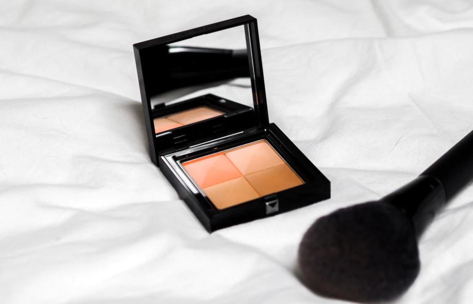 Satyna na twarzy – puder dla każdej cery